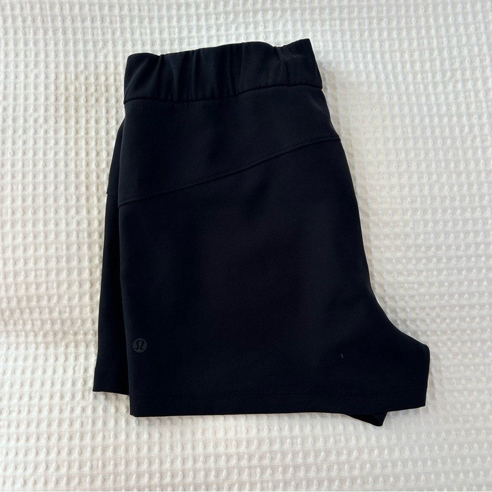 Lululemon High-Rise Cinchable Waist Shorts with Pockets - Picture 3 of 9